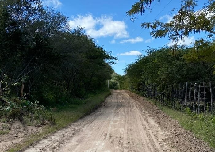 Secretaria de Agricultura realiza reparos nas estradas dos sítios Samambaia e Serra Branca