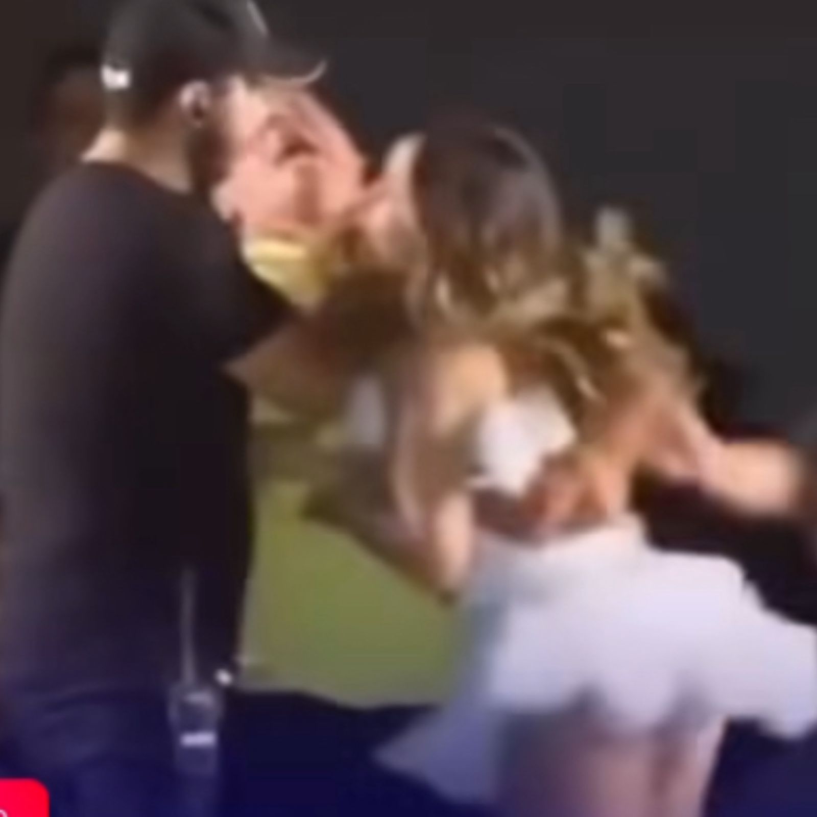 Fã invade palco e derruba Walkyria Santos durante show em São Bento