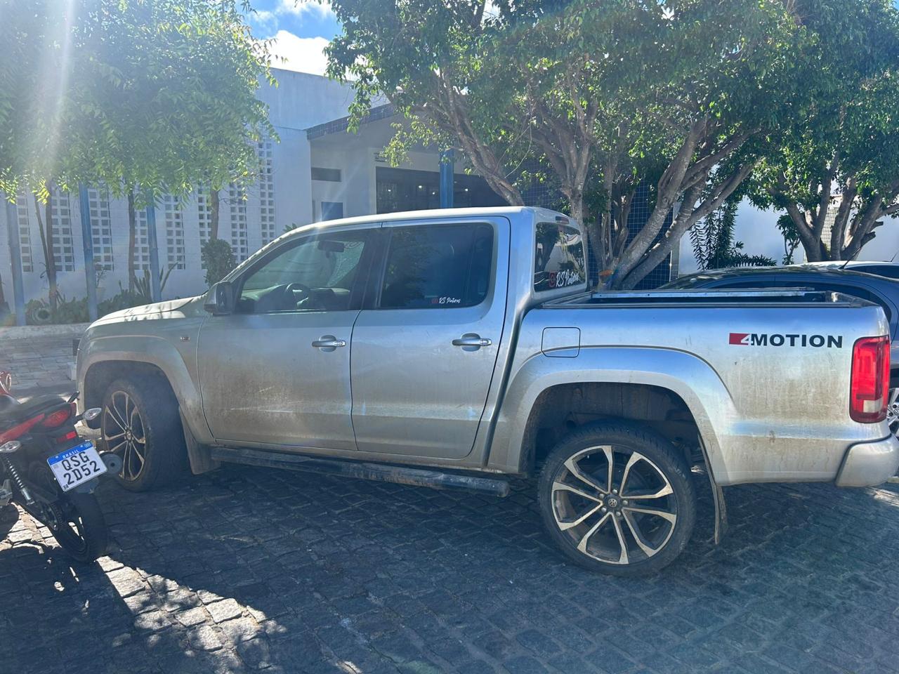 Polícia Militar cumpre mandado de busca e apreensão e apreende caminhonete em Sumé