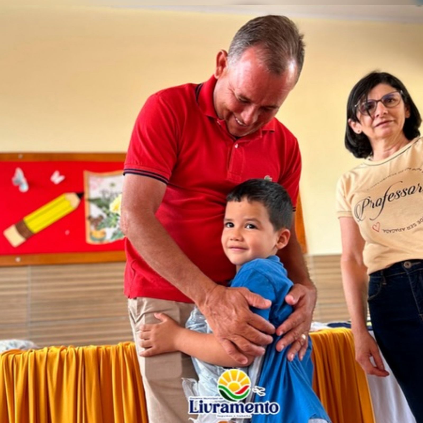 Educação de qualidade: Prefeitura de Livramento inicia entrega de novos fardamentos escolares