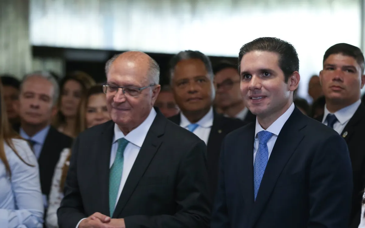 Hugo debate tarifaço com Alckmin e reforça que Câmara está “à disposição”